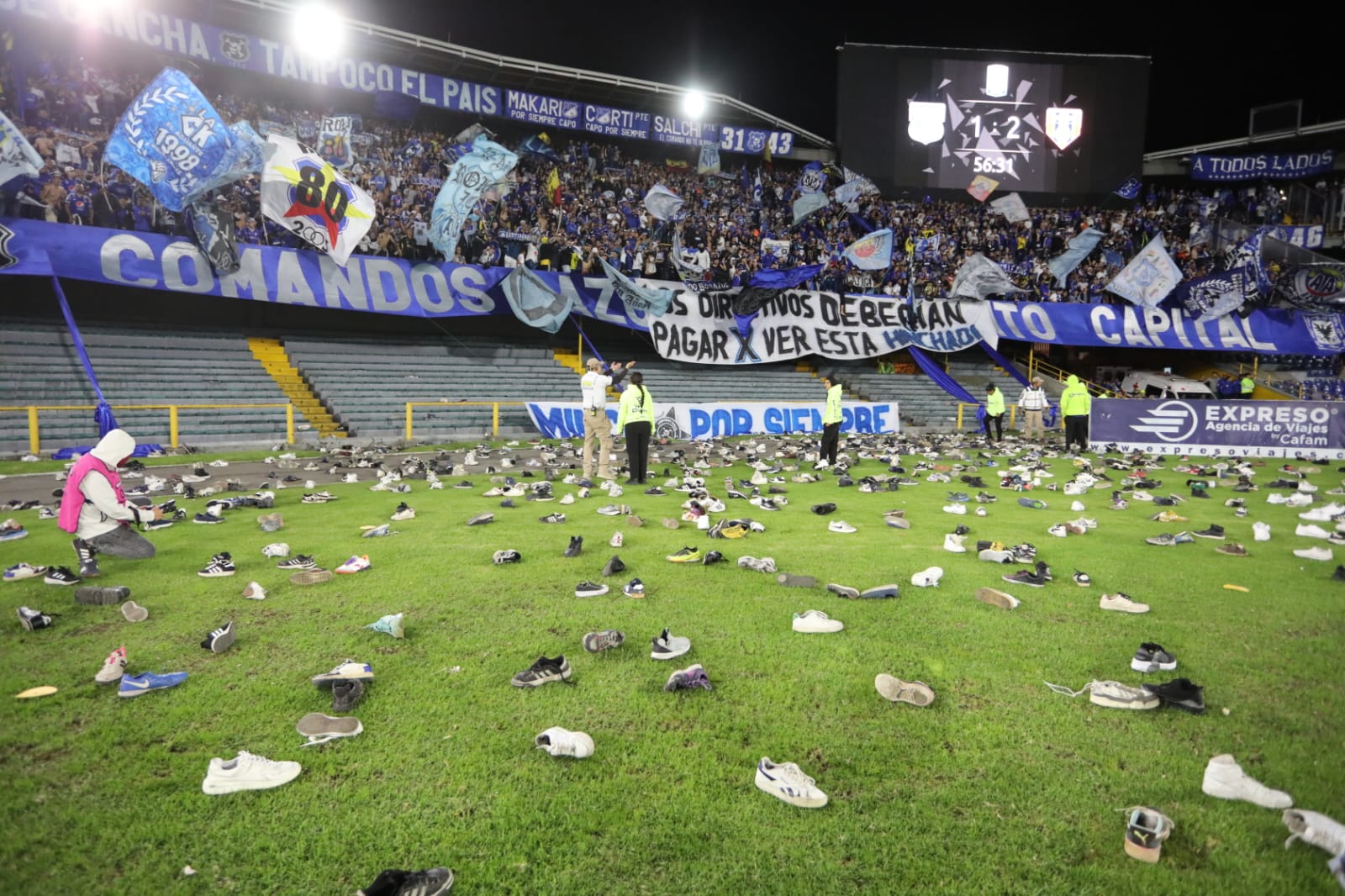 Protestas de hinchas de Millonarios: lanzaron zapatos