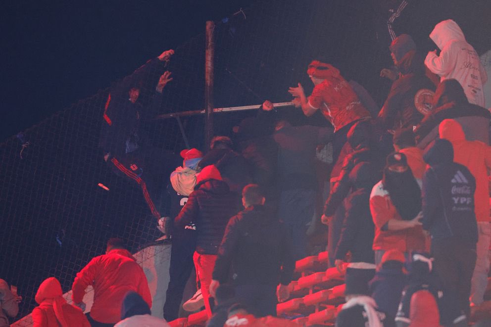 Incidentes durante partido de Independiente y U. de Chile.