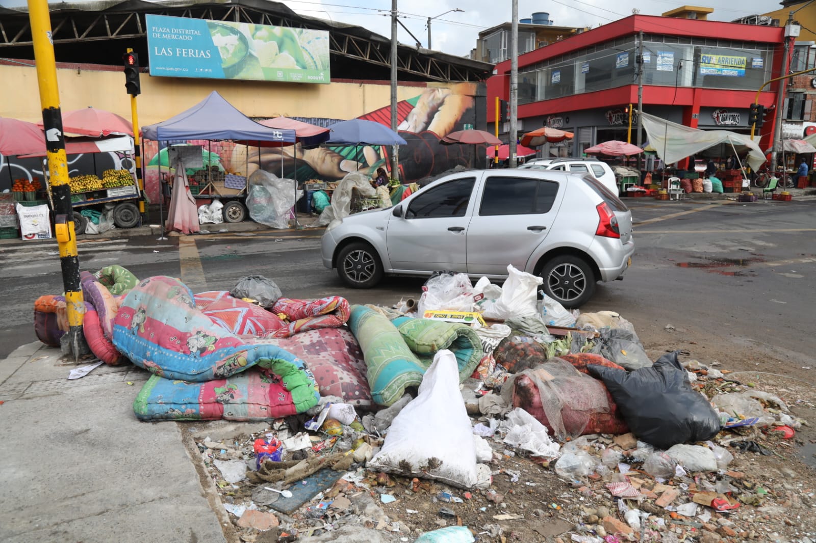 Esta es una escena que se puede ver en más de 600 Puntos de bogotá, considerar la crética y que no pareciente tibia solución.