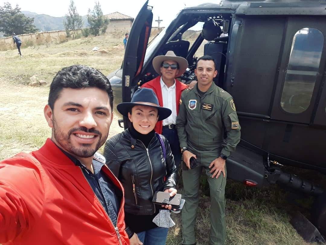 El Capitán Junto a Su Padre, El Sargento Merchán y Dos de Sus Hermanos.
