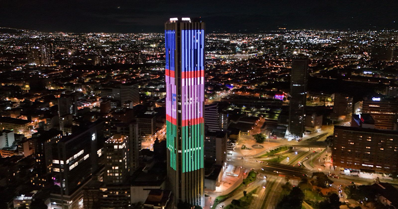 La Torre Colpatria se iluminó con los colores de cali en solidaridad con las víctimas