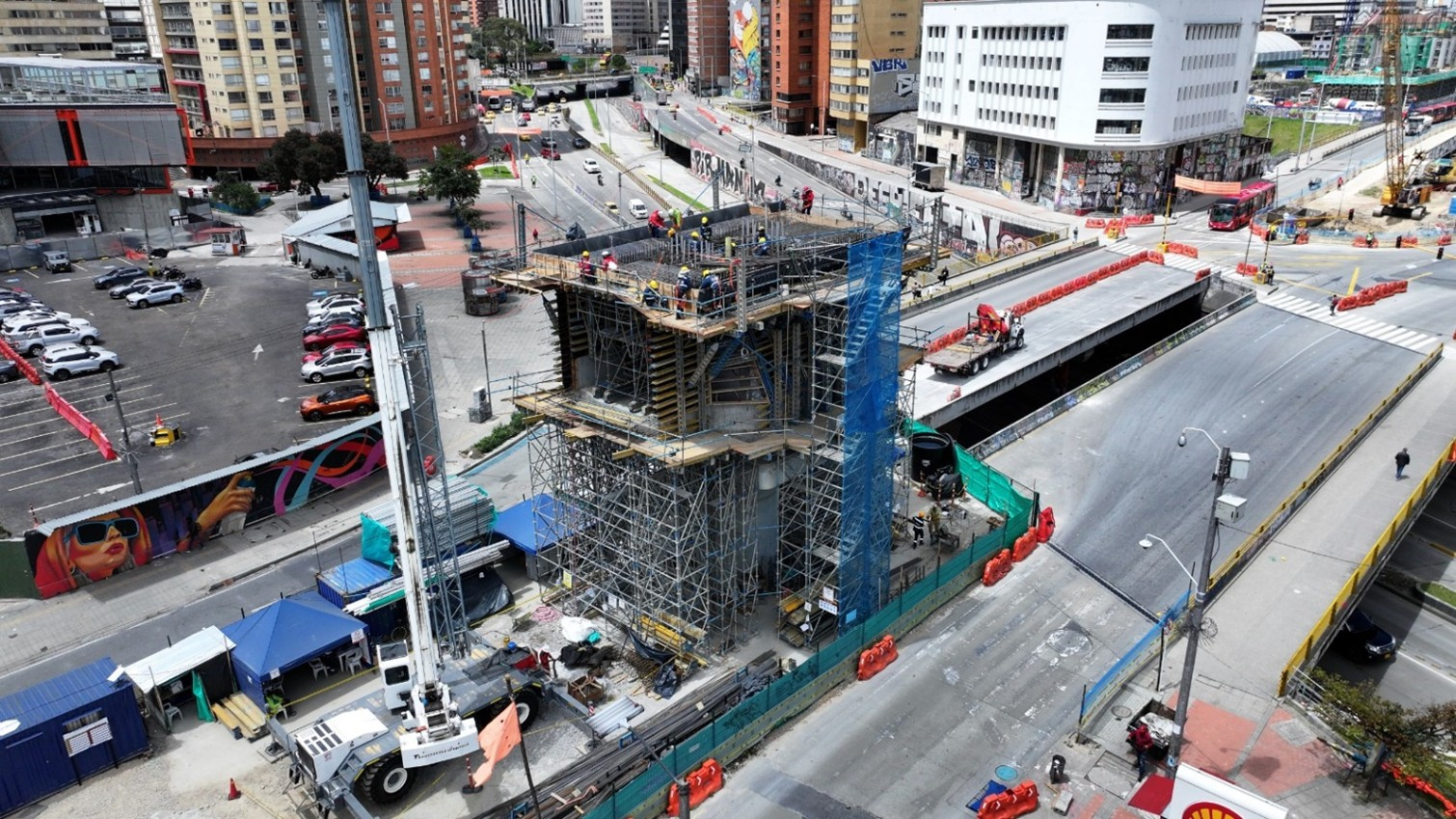 Megapuente de la línea 1 del metro en la calle 26 con av. Caracas