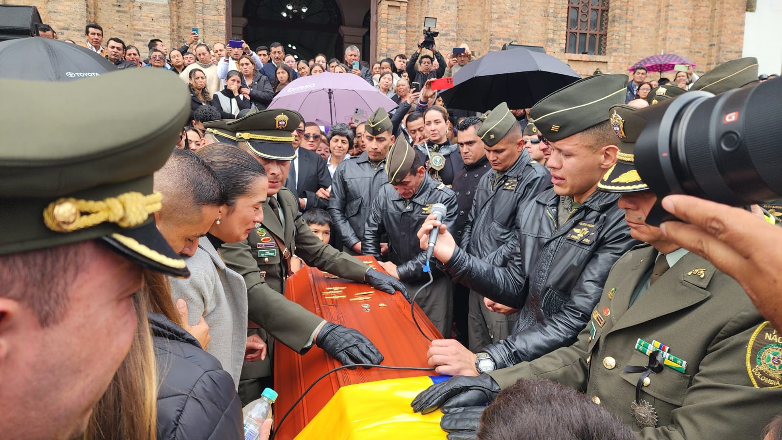 El Sepelio que Nunca Olvidarán en Mongua: El Del Capitán Francisco Merchán, El Piloto de Helicópero Asesinado en Antioquia
