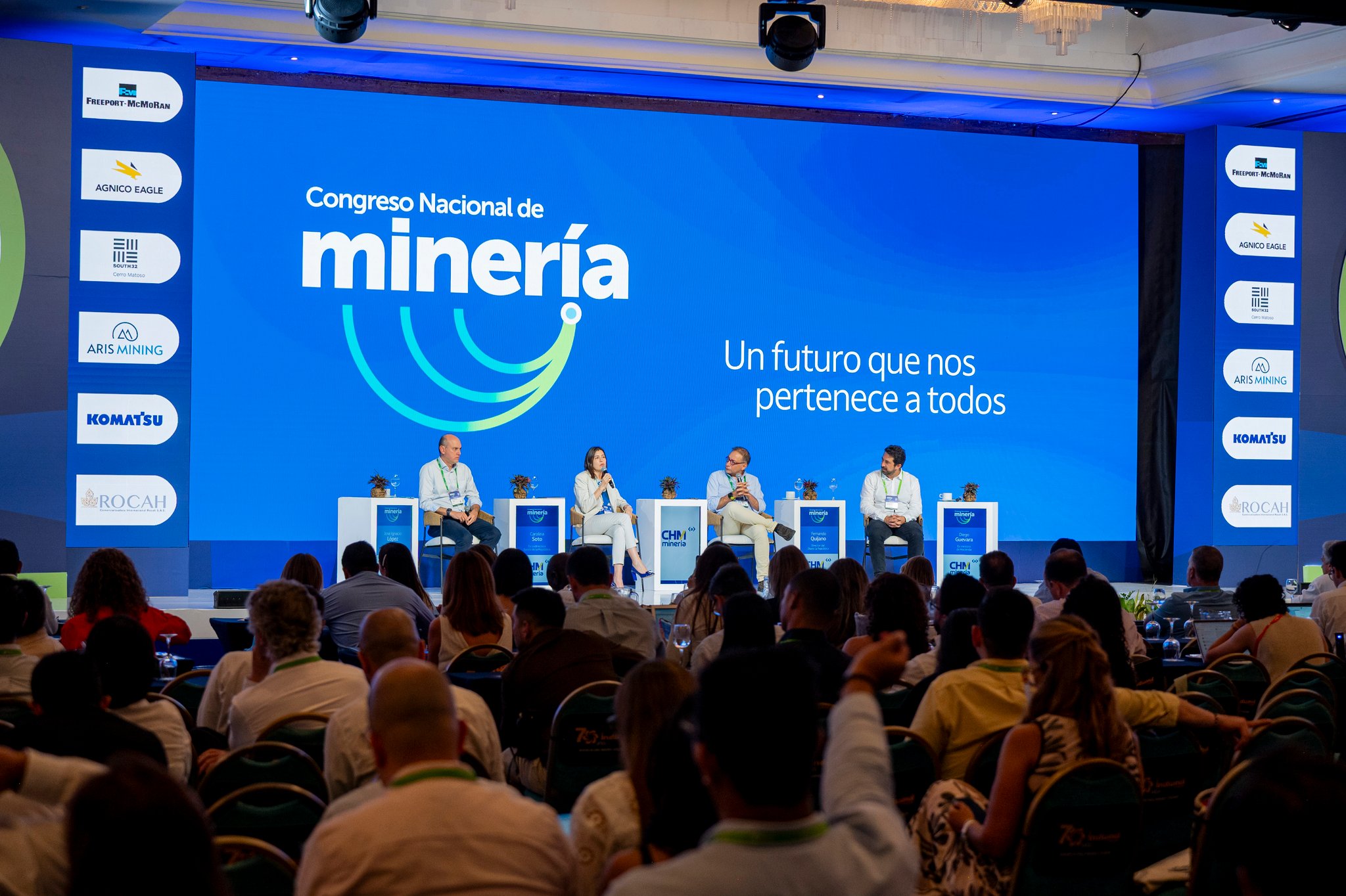 Panel de expertos económicos en el Congreso Nacional de Minería 2025.