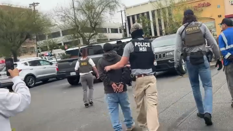 Agentes de ICE buscan migrantes en este Home Depot.