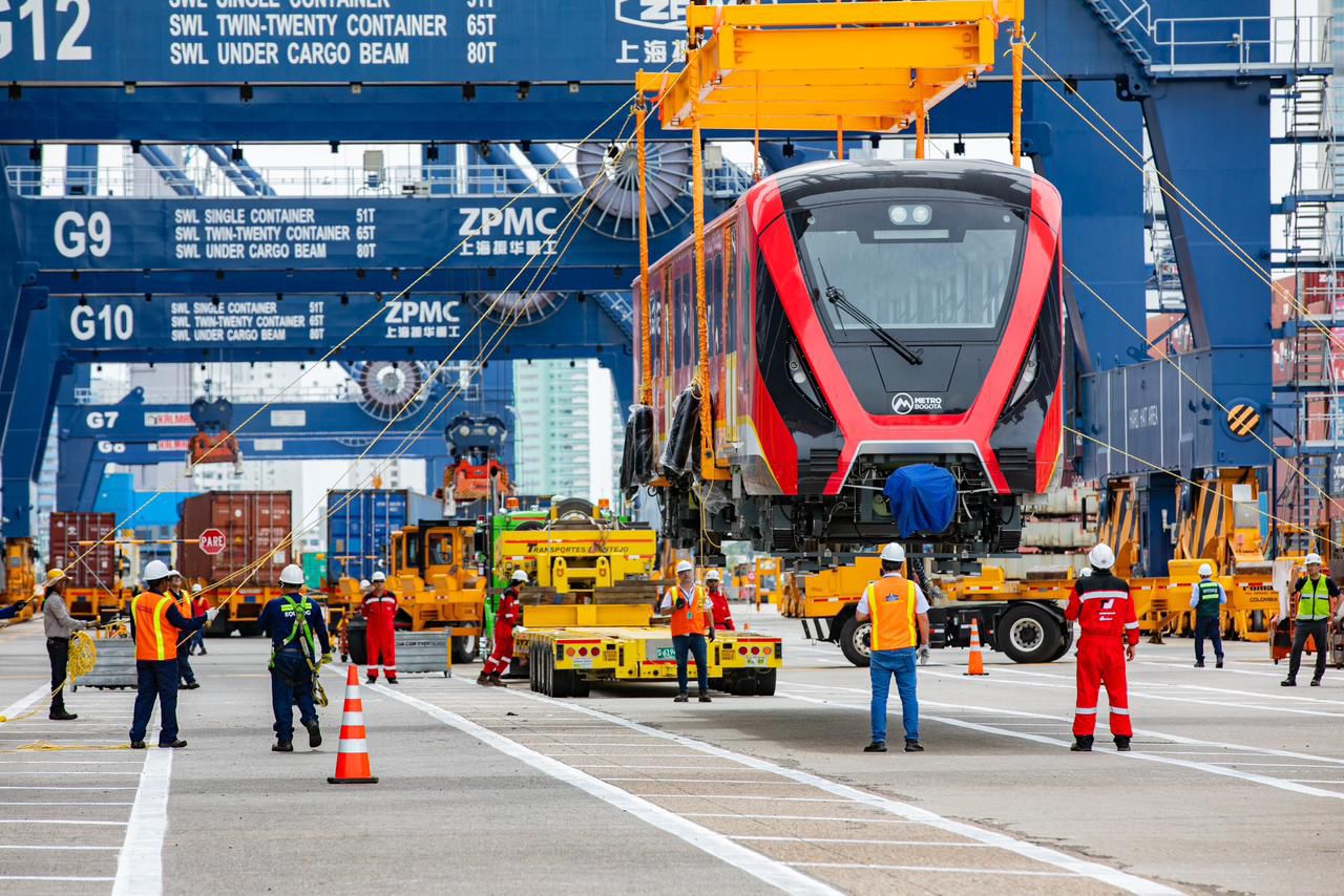 Primer Tren del Metro de Bogotá Sido Descargado en el Puerto de Cartagena